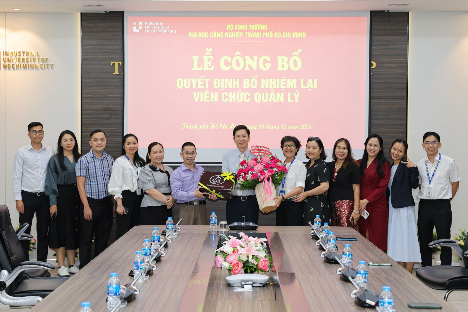 CÔNG BỐ QUYẾT ĐỊNH BỔ NHIỆM LẠI VIÊN CHỨC QUẢN LÝ