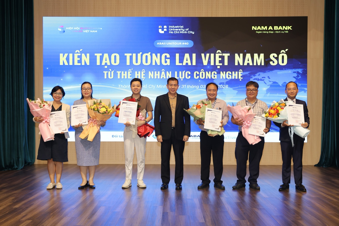 IUH thúc đẩy đào tạo nhân lực số trong lĩnh vực fintech, blockchain và AI