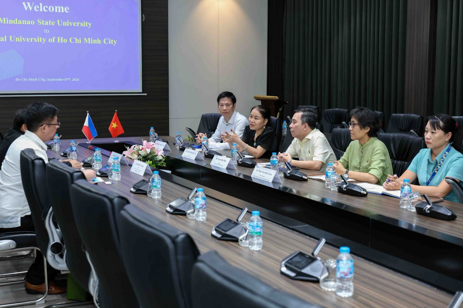 Đại biểu hai bên tham dự