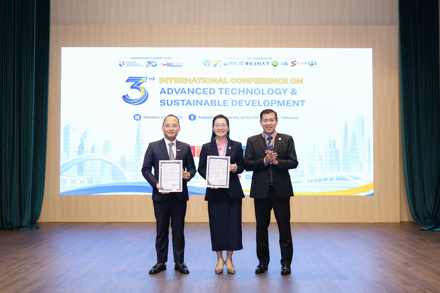 PGS.TS. Phan Hồng Hải tặng thư cảm ơn nhà tài trợ